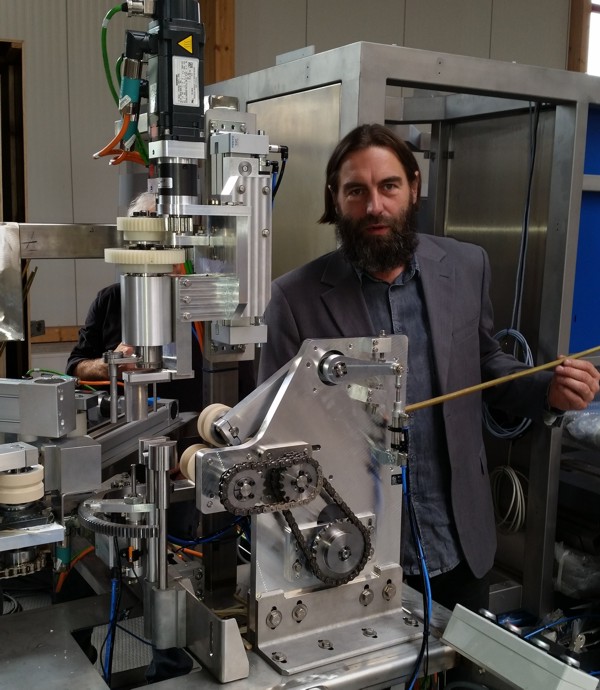 Rainer Nowotny steht am weltweit ersten Hanf-Roboter.